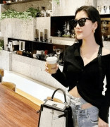 印花图案多为马来西亚保守的花草、几何